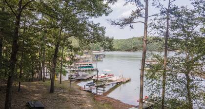 Escape to Nature's Serenity: Cozy Lake Lanier House with Remote Office