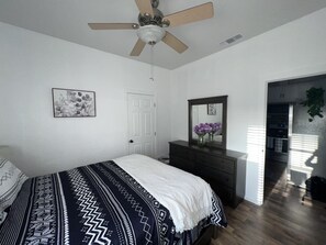 2 habitaciones, tabla de planchar con plancha, wifi y ropa de cama 