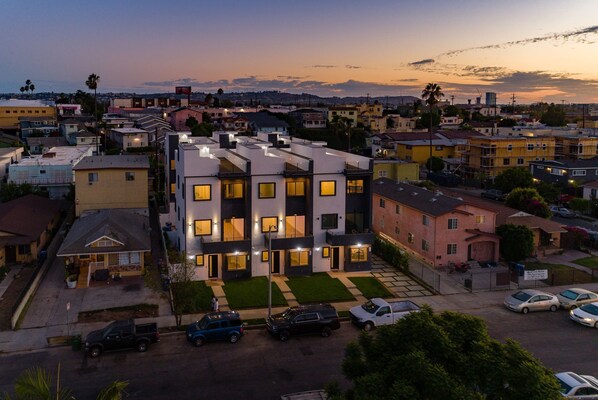 A multi-story residential building with a modern design, featuring balconies and large windows. - Modern 4 Bedroom home with rooftop deck (Los Angeles)