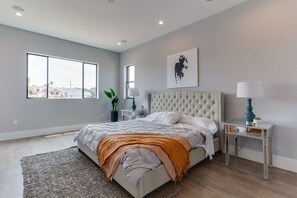 4 bedrooms, desk, iron/ironing board, travel cot - Modern 4 Bedroom home with rooftop deck (Los Angeles)