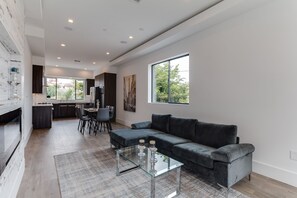 Smart-tv och eldstad