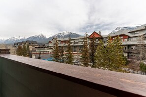 Property grounds - Spacious 3 Br | Heated Outdoor Pool + 3 Hot Tubs | Pool Table + Home Theatre (Canmore)