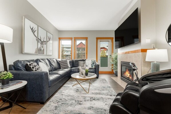 Smart TV, fireplace, stereo - Spacious 3 Br | Heated Outdoor Pool + 3 Hot Tubs | Pool Table + Home Theatre (Canmore)