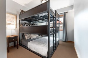 3 habitaciones, escritorio y tabla de planchar con plancha 