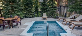 Spacious 3 Br | Heated Outdoor Pool + 3 Hot Tubs | Pool Table + Home Theatre