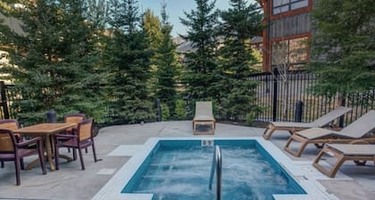 Spacious 3 Br | Heated Outdoor Pool + 3 Hot Tubs | Pool Table + Home Theatre