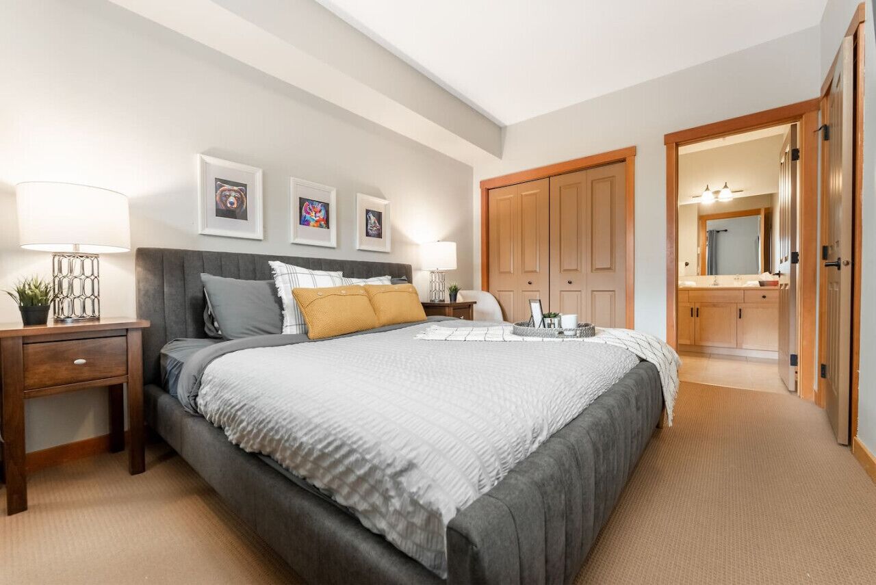 3 habitaciones, escritorio y tabla de planchar con plancha 