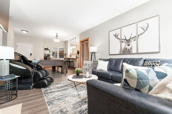 Smart TV, fireplace, stereo - Spacious 3 Br | Heated Outdoor Pool + 3 Hot Tubs | Pool Table + Home Theatre (Canmore)