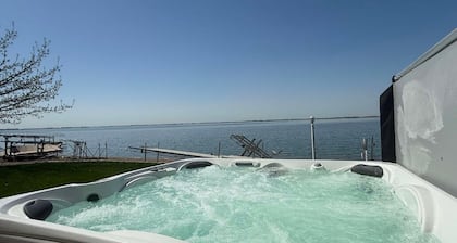 Hottub,Lilypad,FireRing,LakeFront,Sleeps10