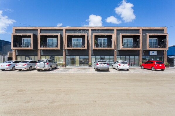 Exterior - Bushiri's Long Life Building-2BD/1BA APT-Sleeps 4 (Noord)