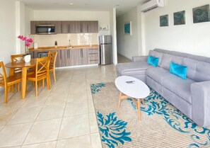 Smart TV - Bushiri's Long Life Building-2BD/1BA APT-Sleeps 4 (Noord)