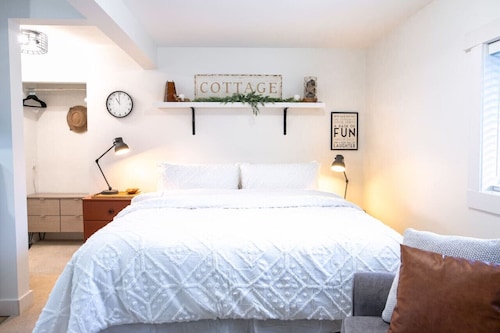 The Nook | Top Floor Suite with Mountain View
