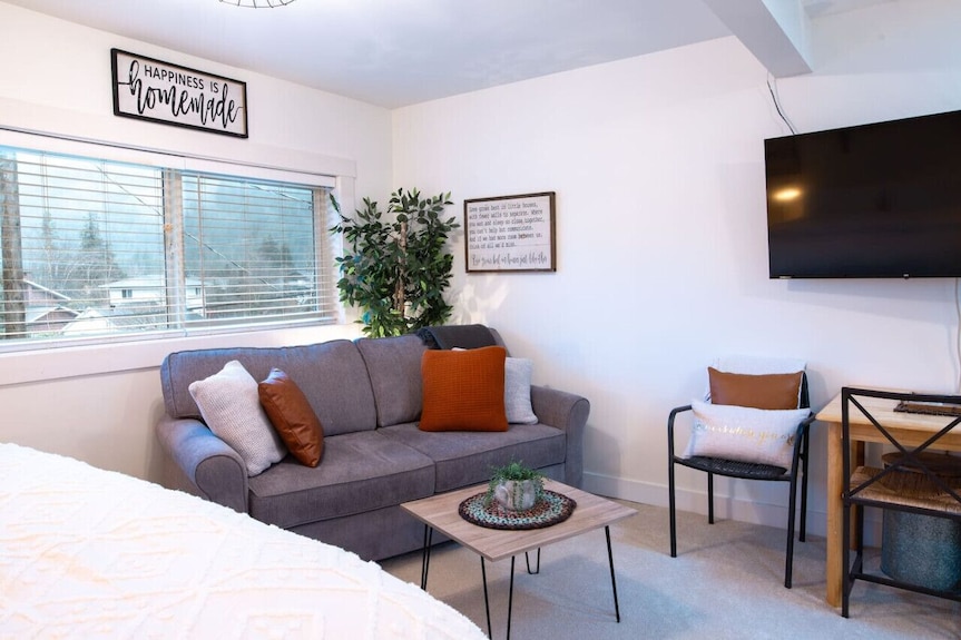The Nook | Top Floor Suite With Mountain View - Harrison Hot Springs