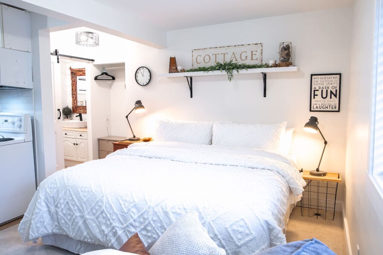 Een bureau, een strijkplank/strijkijzer, reisbedje, wifi