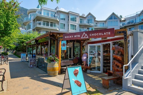 The Nook | Top Floor Suite with Mountain View