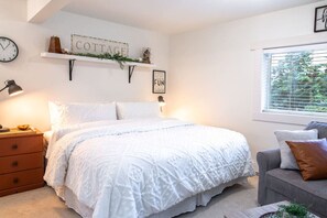 Escritorio, tabla de planchar con plancha, cuna de viaje y wifi