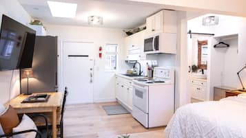 Schreibtisch, Bügeleisen/Bügelbrett, Reisekinderbett, WLAN