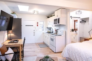 1 habitación, escritorio, tabla de planchar con plancha y cuna de viaje 
