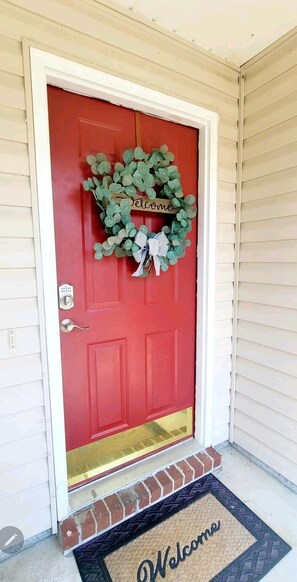 Exterior detail - Clean, Spacious. Newly renovated Garden Home in the heart of Pensacola. (Pensacola)