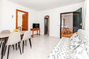 TV - Apartment 'De Playa En Ciutadella' with Shared Pool, Shared Garden and Wi-Fi (Ciutadella)