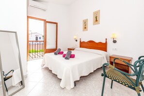4 bedrooms, iron/ironing board, free WiFi, bed sheets