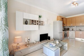 Fridge, microwave, oven, stovetop - Apartment 'Loft 39' with Shared Pool, Shared Garden and Wi-Fi (Albufeira)