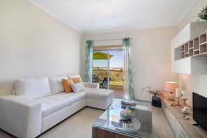 TV - Apartment 'Loft 39' with Shared Pool, Shared Garden and Wi-Fi (Albufeira)