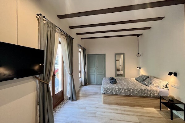 1 quarto, ferros/tábuas de passar roupa, berço de viagem