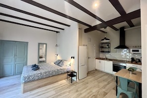 1 quarto, ferros/tábuas de passar roupa, berço de viagem