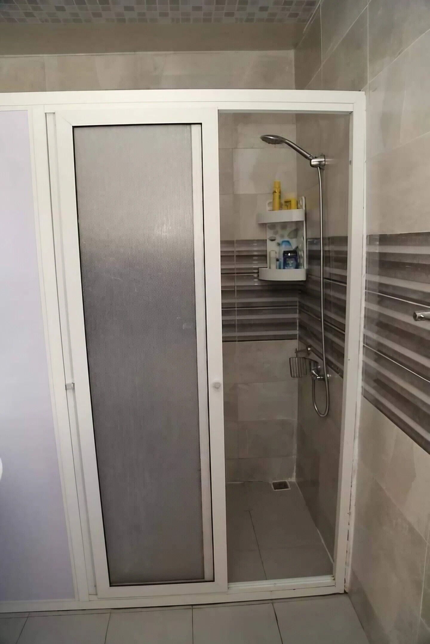 Douche, articles de toilette écologiques, serviettes fournies, savon