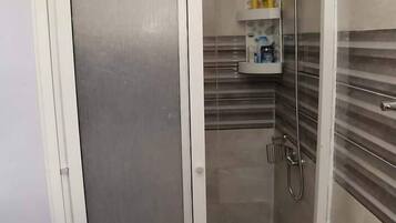 Douche, articles de toilette écologiques, serviettes fournies, savon