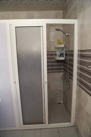 Shower, eco-friendly toiletries, towels, soap