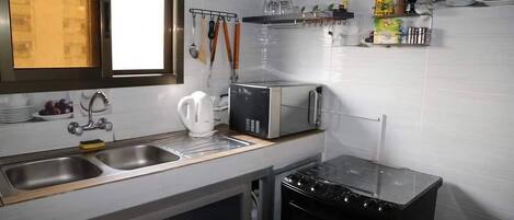 Een koelkast, een magnetron, een oven, een kookplaat