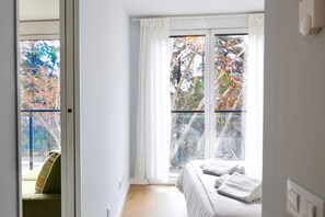 2 bedrooms, free WiFi, bed sheets - Apartment 'Apart Jardines San Vicente' with Private Terrace, Wi-Fi and Air Conditioning (Madrid)