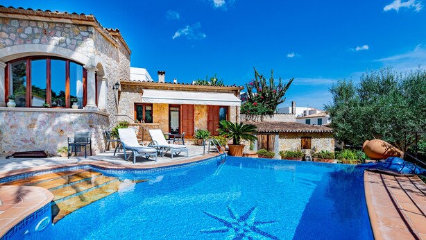 A pool with a star pattern, a stone building, and a clear blue sky. - Villa Simone in Town, Pool and Wifi with private pool, Wi-Fi and air conditioning (Pollensa)