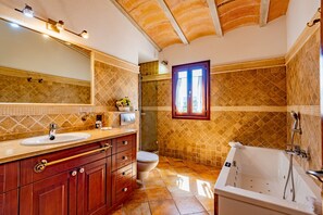 Shower, hair dryer, towels - Villa 'Simone In Town, Pool and Wifi' with Private Pool, Wi-Fi and Air Conditioning (Pollensa)