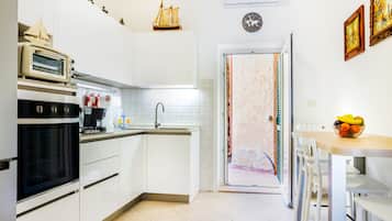 Frigorifero, forno, piano cottura, lavastoviglie