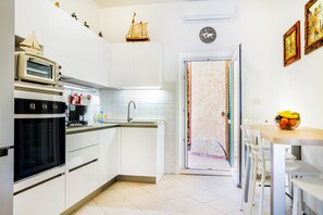 Een koelkast, een oven, een kookplaat, een vaatwasser