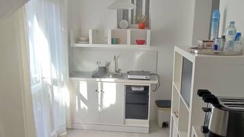 Frigorífico, microondas, cafetera o tetera y hervidor eléctrico