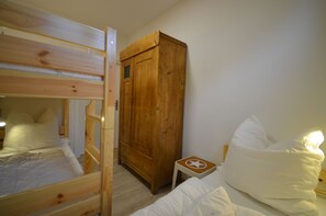 2 bedrooms, travel cot, WiFi