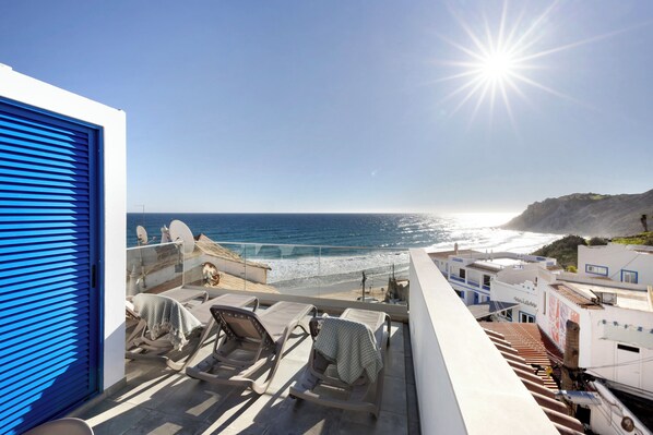 Property grounds - Holiday Home 'Casinha' with Sea View, Wi-Fi and Air Conditioning (Burgau)