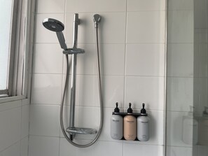 Een douche, een haardroger, handdoeken, zeep