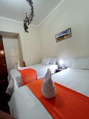 Tomannsrom – basic | Skrivebord og sengetøy