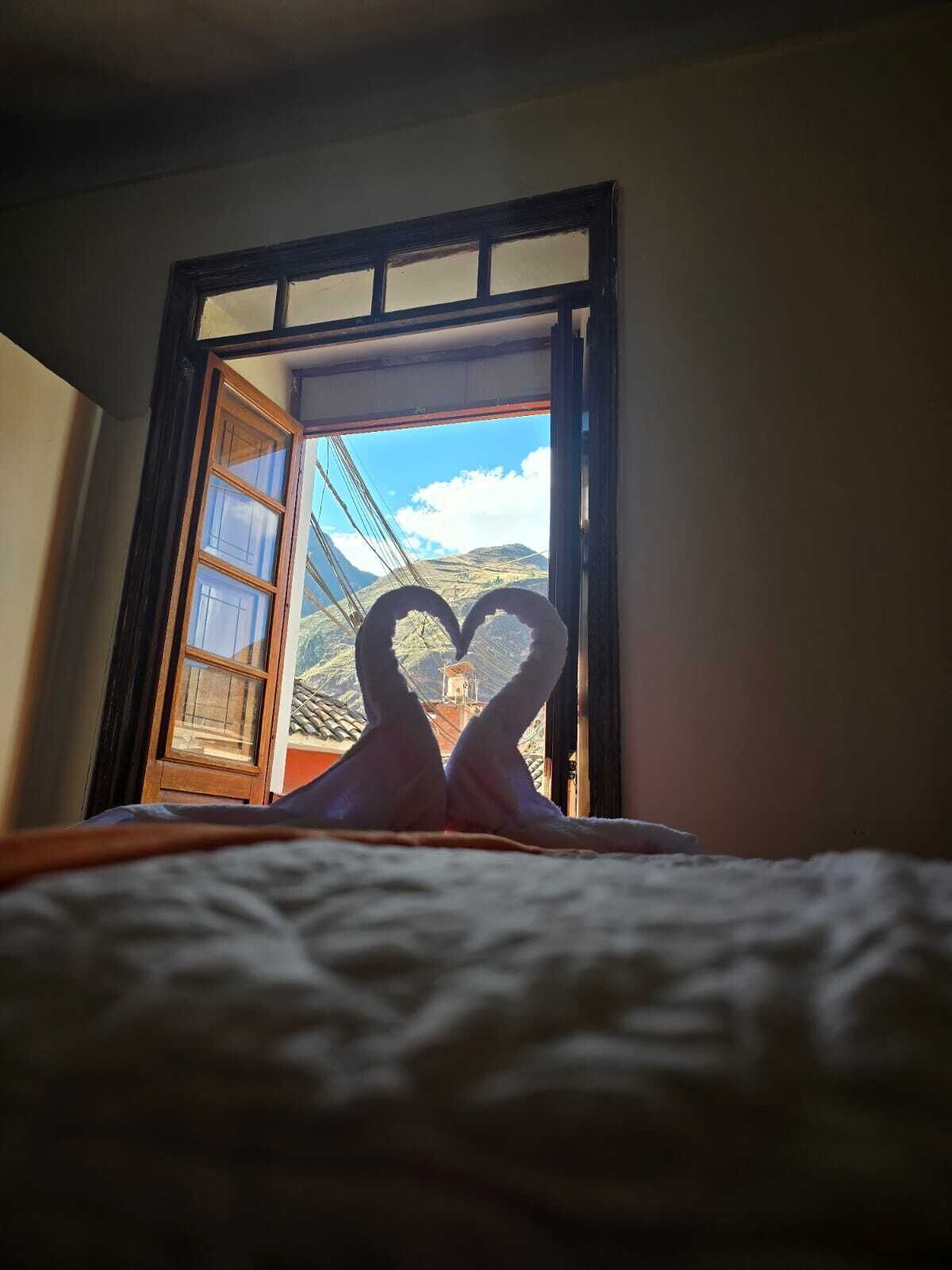 Eenvoudige tweepersoonskamer | Een bureau, beddengoed