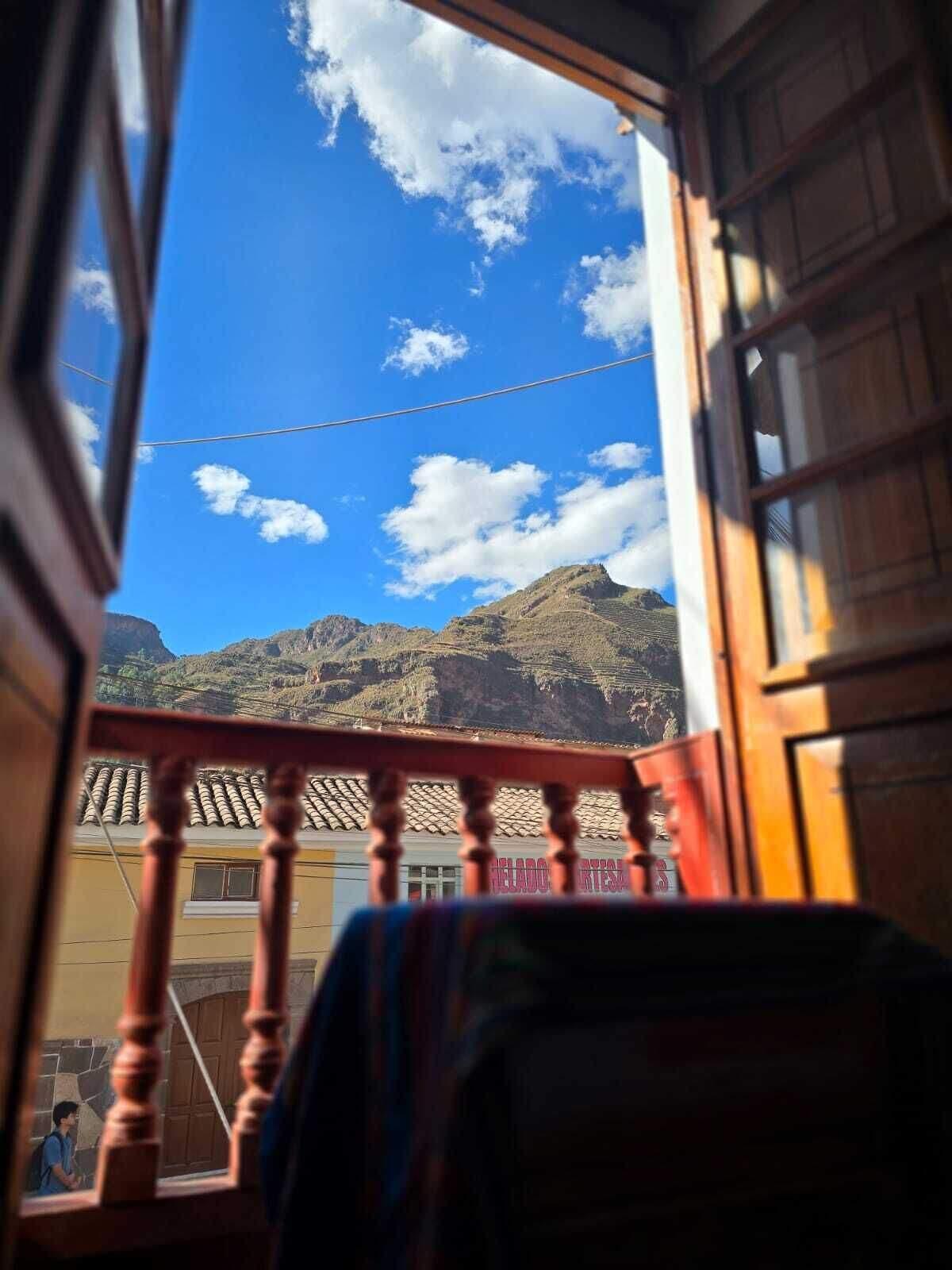 Habitación básica con 2 camas individuales | Escritorio y ropa de cama