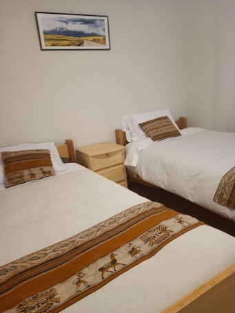 Basic Twin Room | Desk, bed sheets