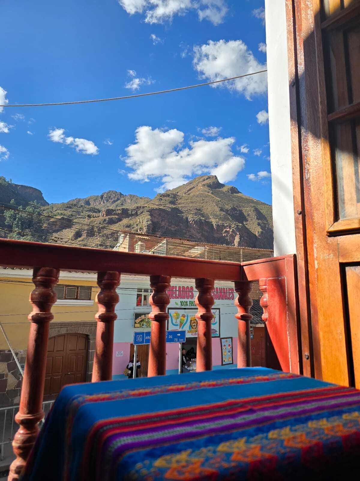 Habitación básica doble | Escritorio y ropa de cama