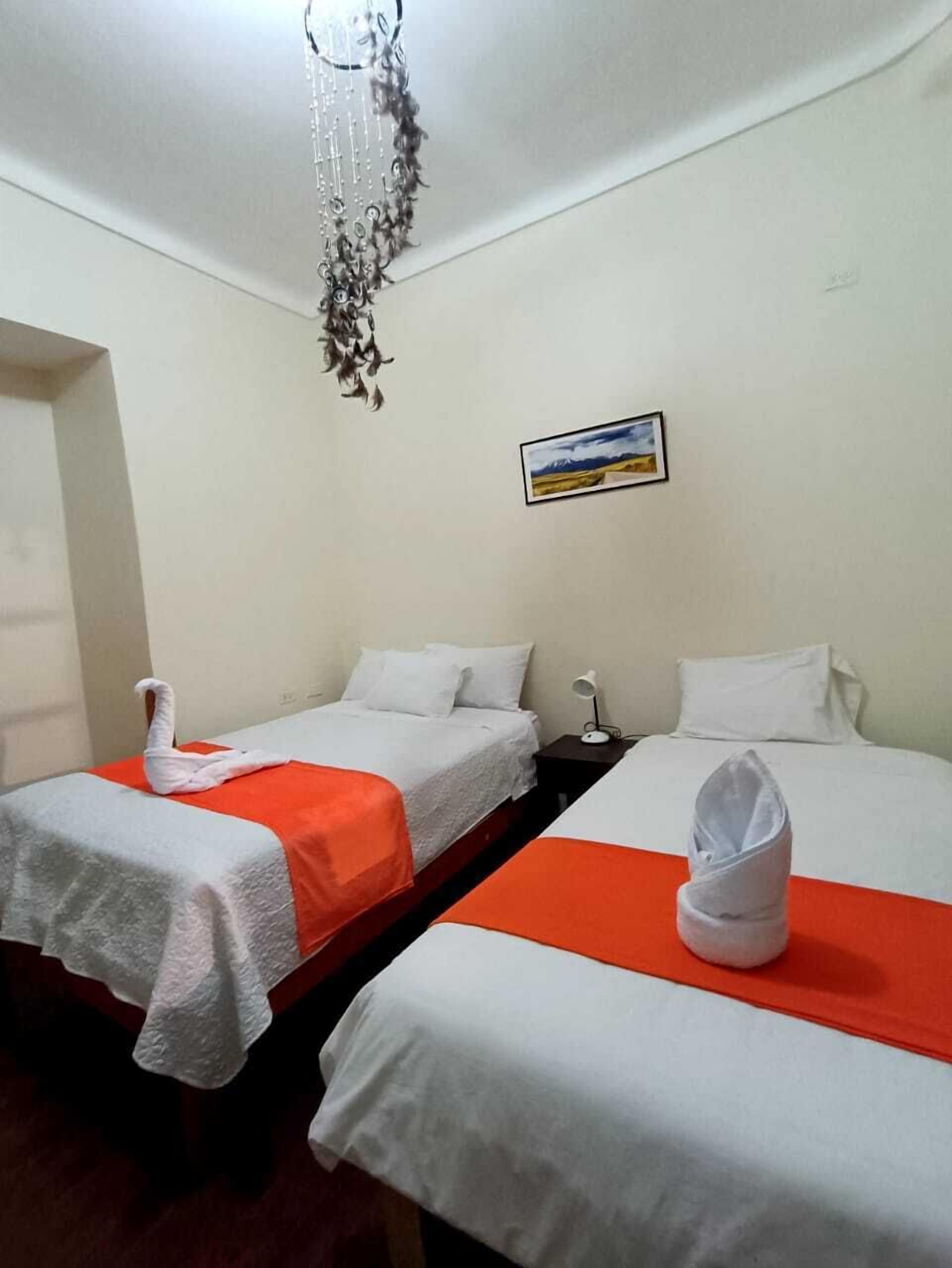 Habitación básica con 2 camas individuales | Escritorio y ropa de cama