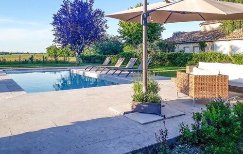 Awesome home in Doulezon