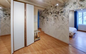 4 slaapkamers, een strijkplank/strijkijzer, reisbedje, gratis wifi